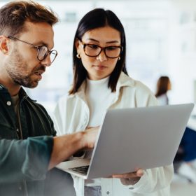 Diseño y desarrollo de sitios web - profesionales trabajando en oficina
